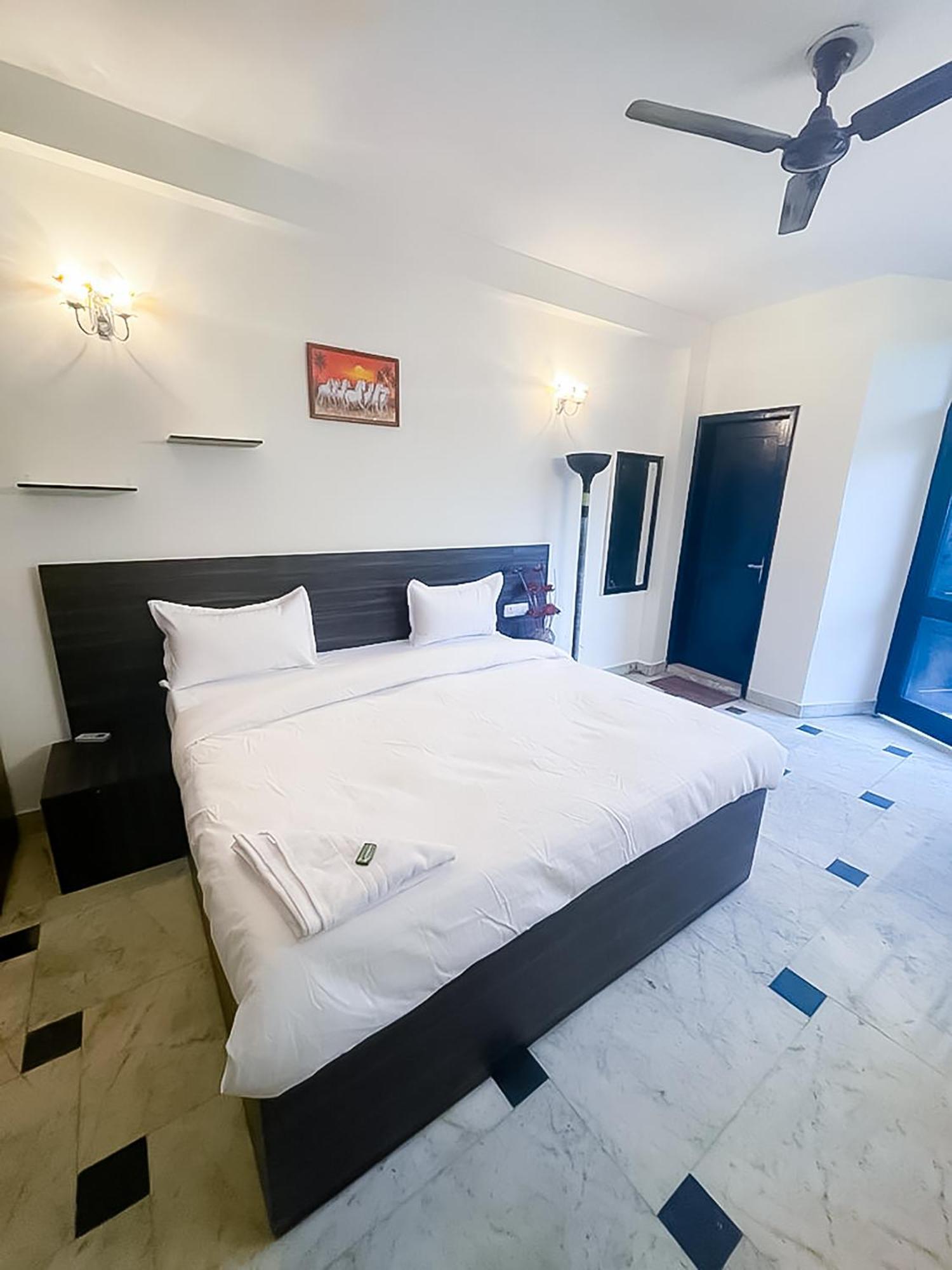 Roomshala 159 Hauz Khas